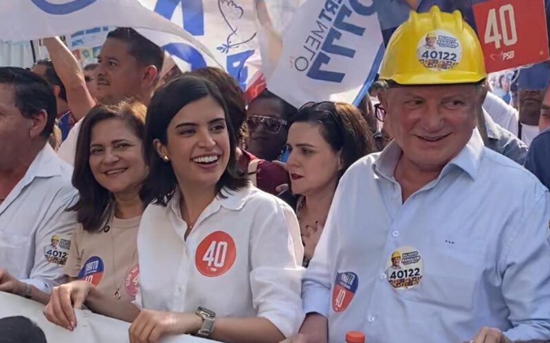 Tabata Amaral faz caminhada no centro de São Paulo ao lado de Ramalho da Construção.