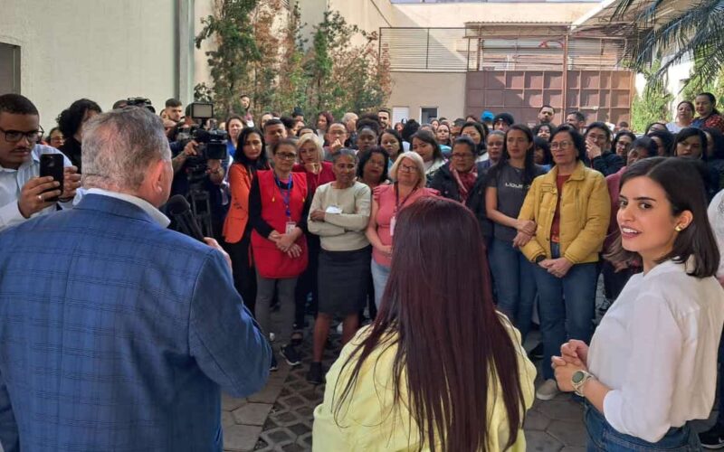 Tabata Amaral participa de encontro, no primeiro dia de campanha oficial, ao lado de Ramalho da Construção