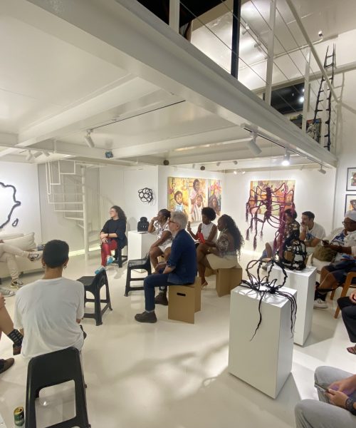 Exposição “Cabeça-Território, Raiz-Continente” encerra programação com roda de conversa sobre arte, ancestralidade e o protagonismo do trançado