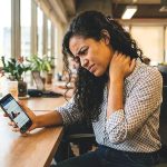 Uso de celular pode provocar dores no pescoço e nas costas