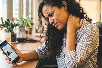 Uso de celular pode provocar dores no pescoço e nas costas
