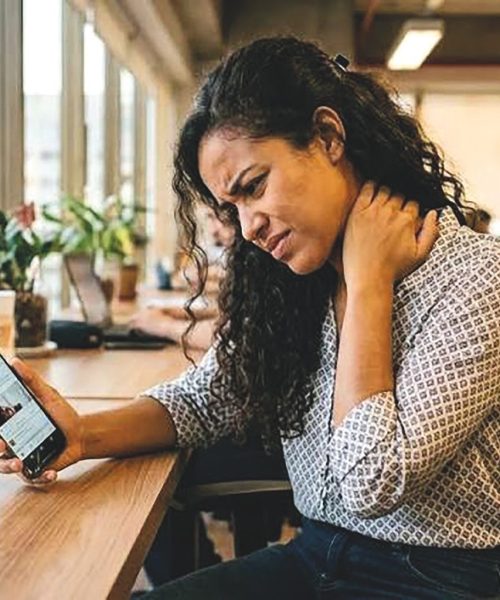 Uso de celular pode provocar dores no pescoço e nas costas
