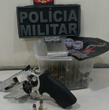 POLÍCIA MILITAR PRENDE HOMEM POR TRÁFICO DE DROGAS E POSSE ILEGAL DE ARMA DE FOGO EM MAUÁ.
